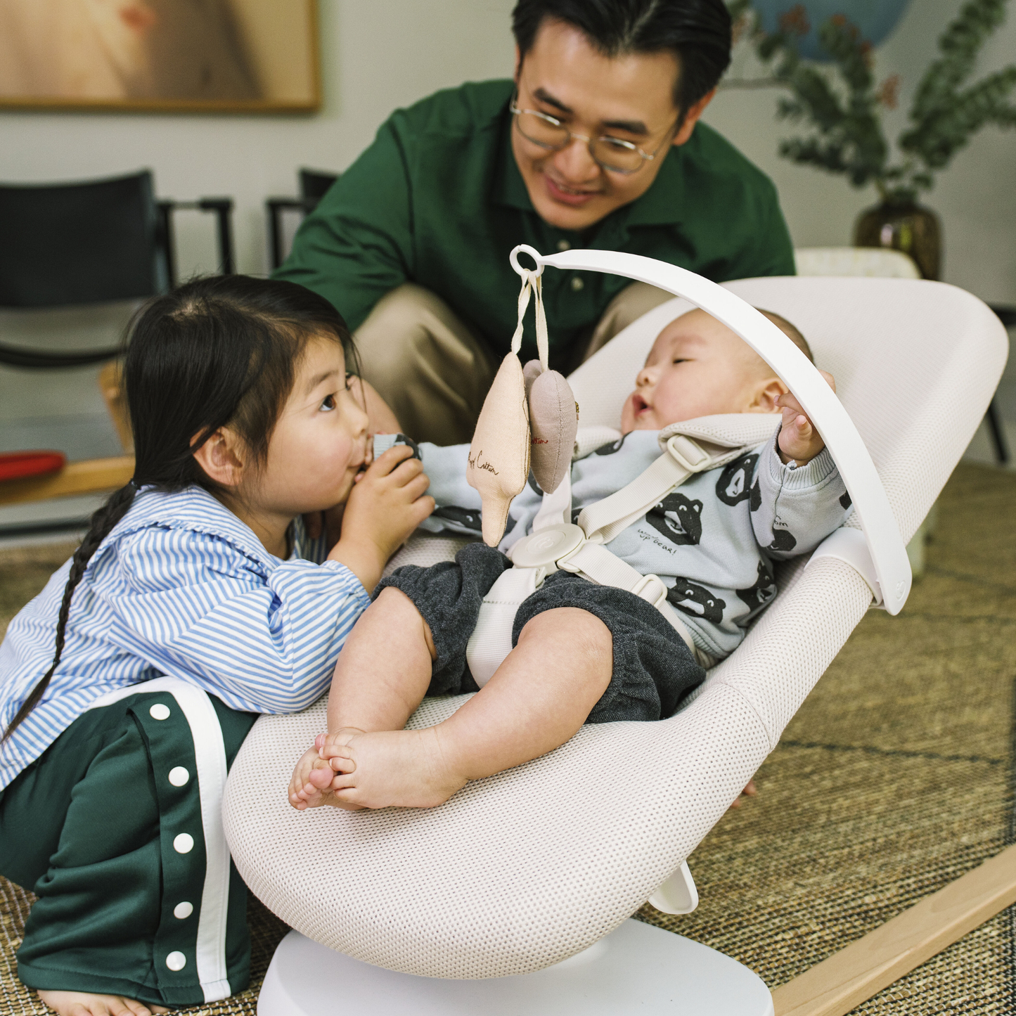 Silla Nido Mecedora Yoga™ - Light Sandᵘˢ | Stokke